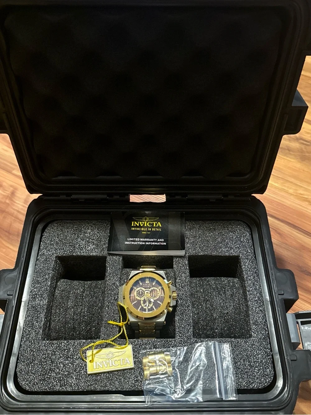 Invicta Reserve Akula model 31679 New Battery 3 Watch Case Included